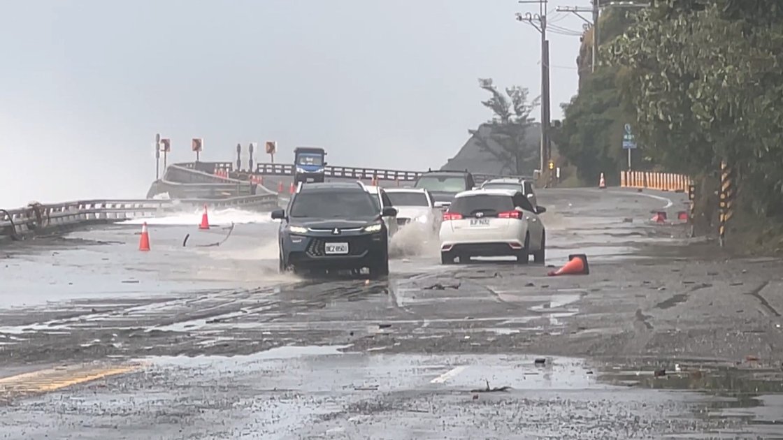 富岡漁港吊車遭捲入海 長浪侵襲南迴駕駛遭沖到對向