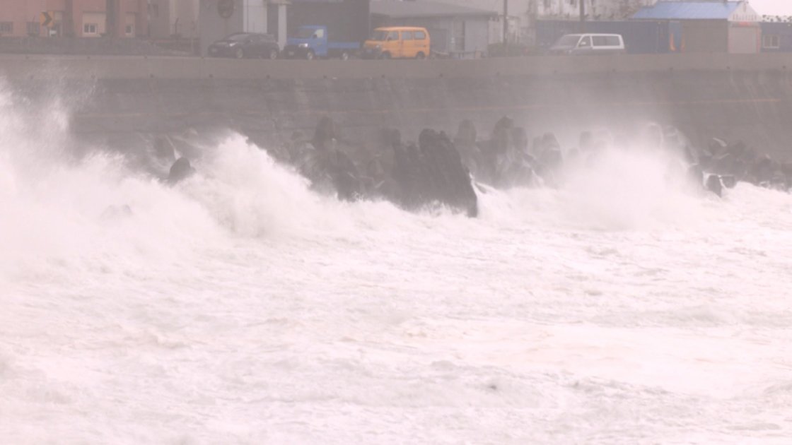 北海岸浪高逾8公尺 陰陽海等地現遊客觀浪遭驅離