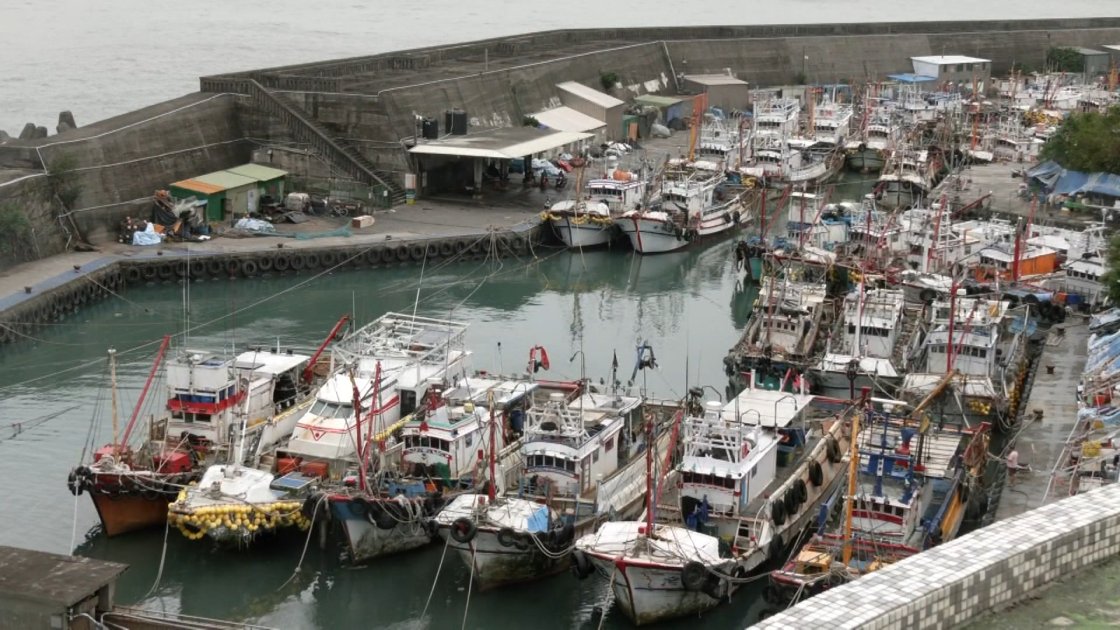 大浪灌進宜蘭大溪漁港缺口 漁船碰撞、繫繩與繫杆斷裂