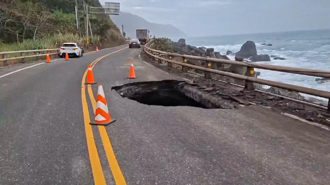豐濱鄉台11線路基遭巨浪掏空 大貨車閃避不及壓坑洞爆胎
