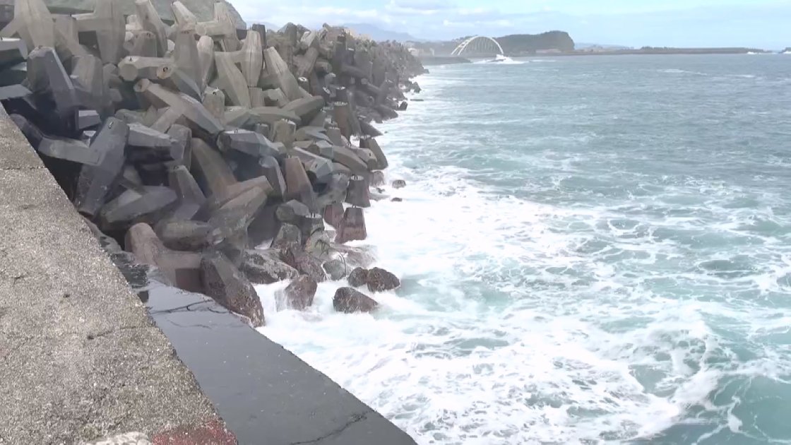 基隆碧砂漁港釣客落海 子獲救、父失聯搜救中