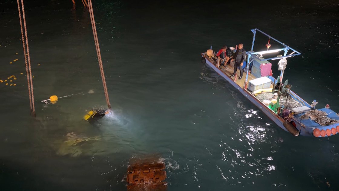 遭颱風大浪打落港嘴 富岡漁港吊臂車今有望打撈上岸 ｜ 公視新聞 PNN
